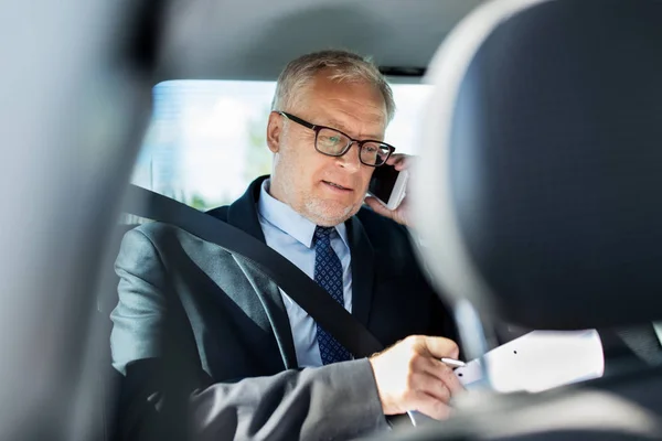 나이든 사업가 가차 안에서 스마트폰으로 전화를 거는 모습 — 스톡 사진