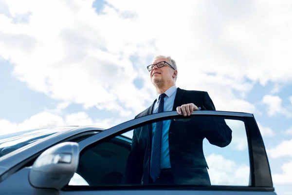 Vezető üzletember beszáll az autóba — Stock Fotó