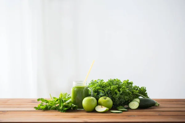 Närbild på kannan med grön juice och grönsaker — Stockfoto