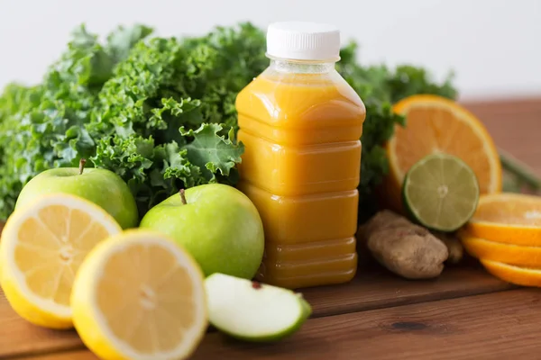 Butelka z sok pomarańczowy, owoce i warzywa — Zdjęcie stockowe
