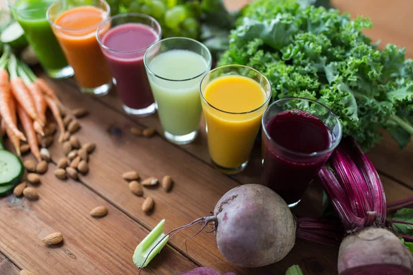 Склянки з різними фруктовими або овочевими соками — стокове фото