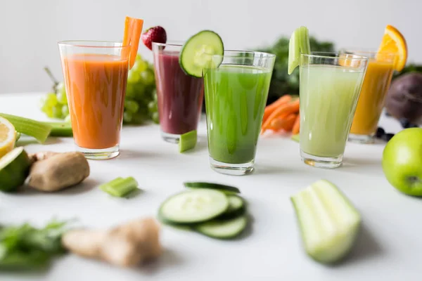 Vasos con diferentes jugos de frutas o verduras — Foto de Stock