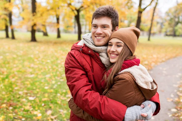 快乐的年轻夫妇，在秋天的公园中拥抱 — 图库照片