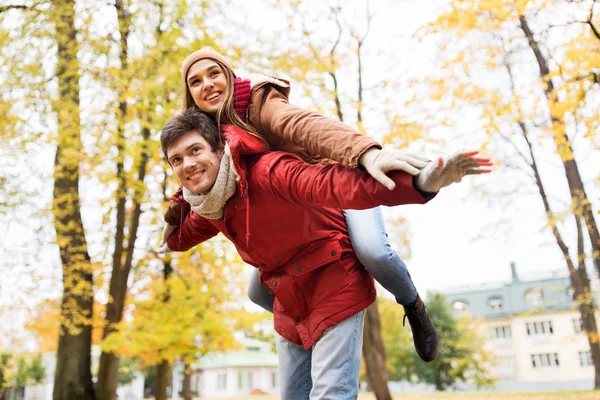 Heureux jeune couple s'amuser dans le parc d'automne — Photo