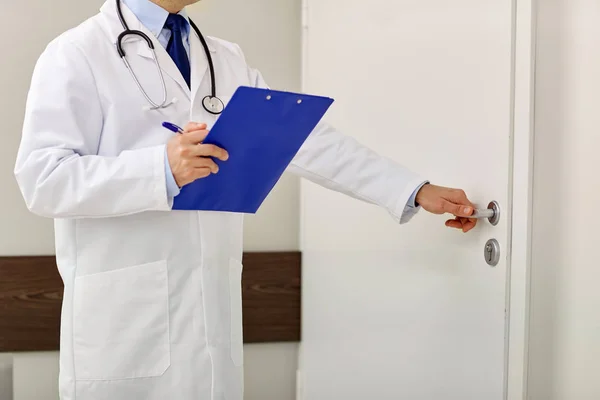 Крупним планом лікар з буфера в лікарняних дверях Стокове Фото