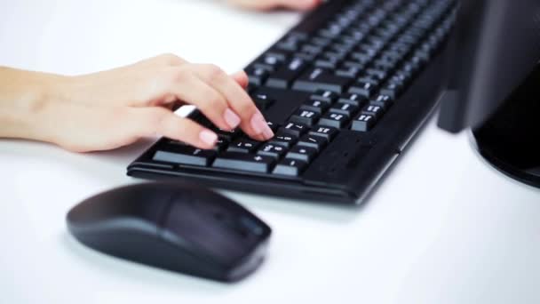 Γυναίκα χέρια δακτυλογράφηση στο πληκτρολόγιο του υπολογιστή στο γραφείο — Αρχείο Βίντεο