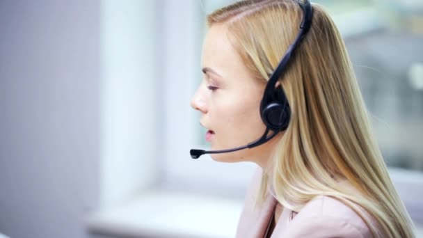 Zakenvrouw met headset praten op kantoor — Stockvideo