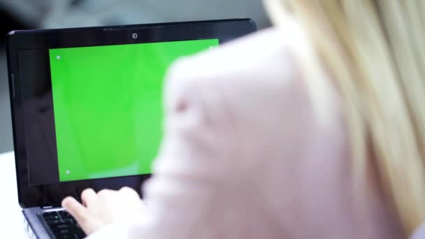 Femme d'affaires avec ordinateur portable tapant au bureau — Video