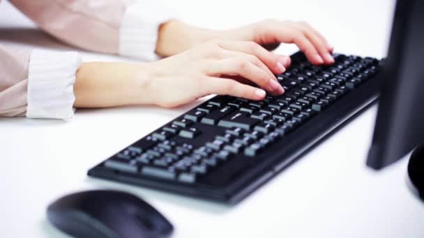 Młoda kobieta z komputera wpisując w urzędzie — Wideo stockowe