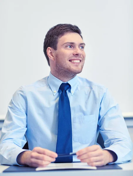 オフィスで座っている笑顔の実業家 — ストック写真