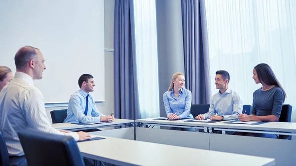 Grupa uśmiechający się biznesmeni spotkanie w biurze — Zdjęcie stockowe