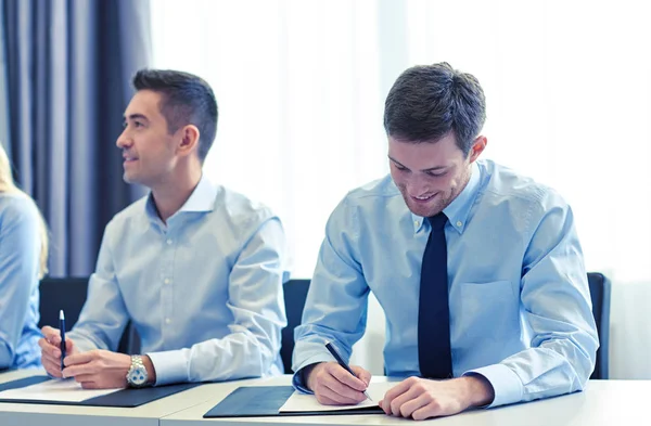 Gruppe lächelnder Geschäftsleute trifft sich im Amt — Stockfoto