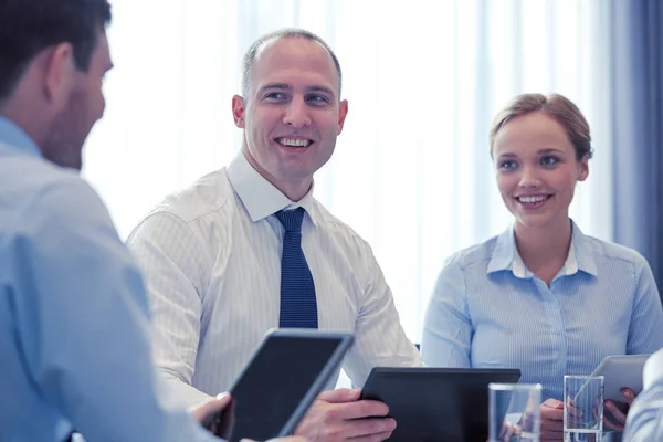 Lächelnde Geschäftsleute mit Tablet-PC im Büro — Stockfoto