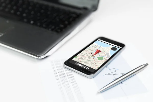 Primer plano del smartphone con mapa del navegador gps — Foto de Stock