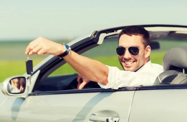 Mutlu adam cabriolet gösteren araba anahtar — Stok fotoğraf