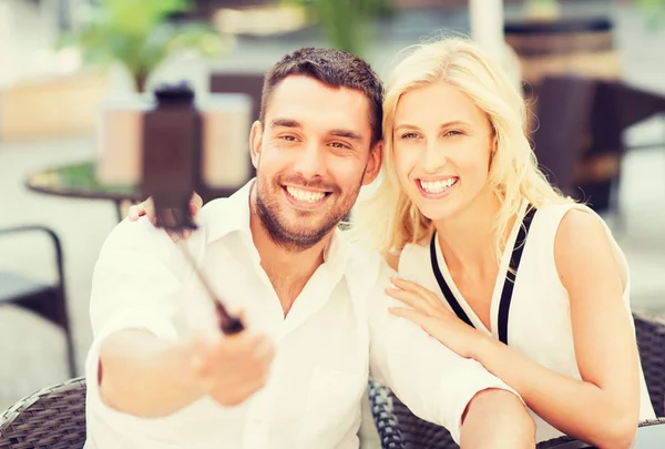 Casal feliz tomando selfie com smartphone no café — Fotografia de Stock