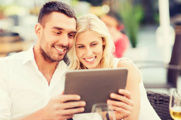Glückliches Paar mit Tablet-PC in Restaurant-Lounge — Stockfoto