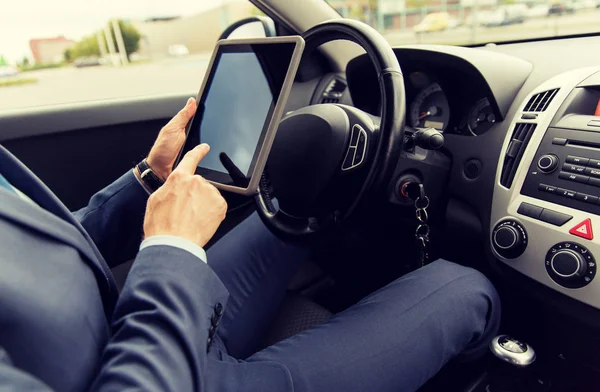 Zamknij się młody człowiek z komputera typu tablet jazdy samochodem — Zdjęcie stockowe