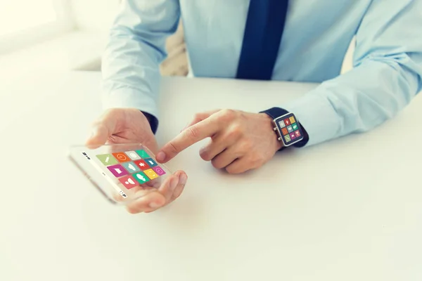 Detailní záběr rukou s chytrý telefon a hodinky — Stock fotografie
