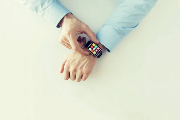 Manos con iconos de aplicación en el reloj inteligente — Foto de Stock