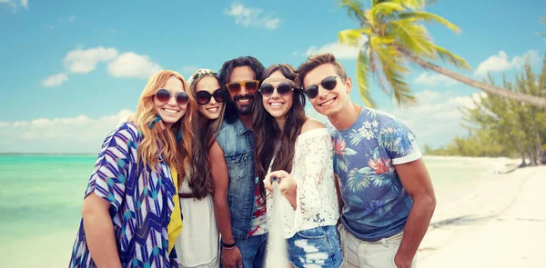Feliz hippie amigos con selfie palo en la playa —  Fotos de Stock