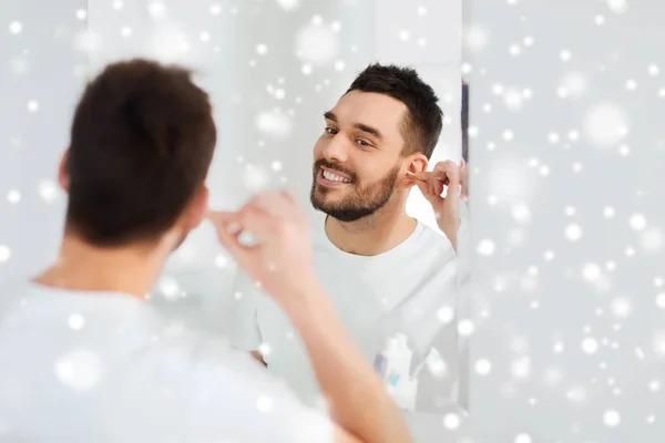 Homem, limpar o ouvido com cotonete no banheiro — Fotografia de Stock