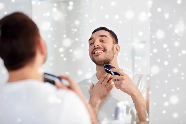 Man scheren baard met trimmer op badkamer — Stockfoto