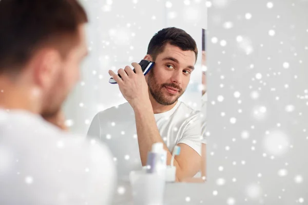 Uomo barba da barba con trimmer in bagno — Foto Stock