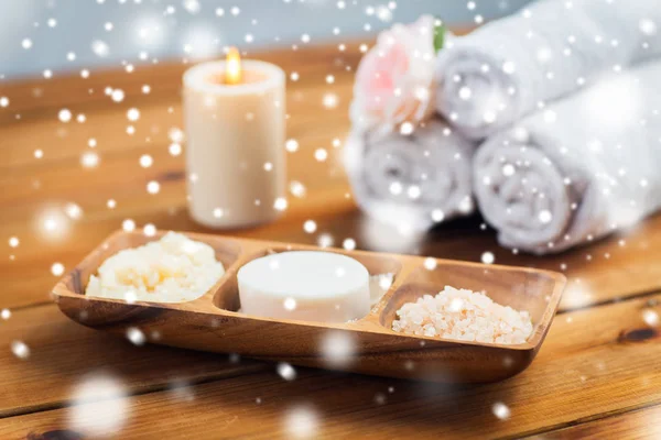 Mýdlo, himálajská sůl a křoviny v misce — Stock fotografie