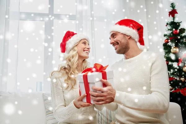 Casal feliz em casa com caixa de presente de Natal — Fotografia de Stock