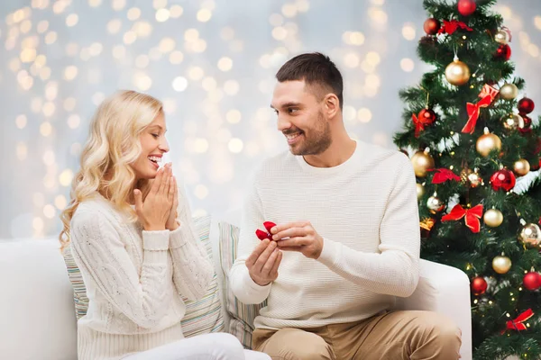 Uomo donando anello di fidanzamento donna per Natale — Foto Stock