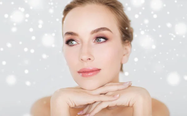 Close up of beautiful young woman face and hands — Stock Photo, Image