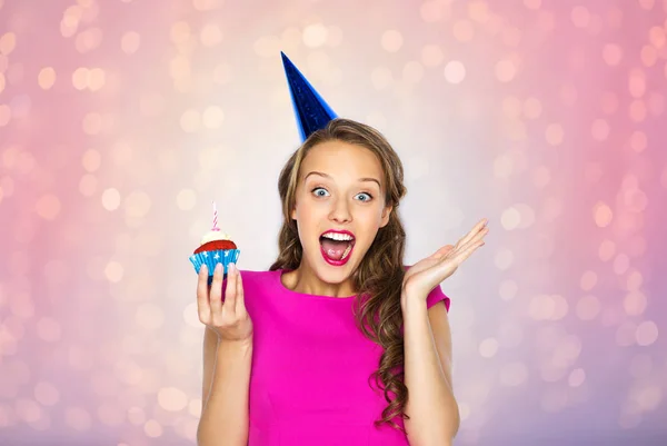 Mulher feliz ou menina adolescente com cupcake aniversário — Fotografia de Stock