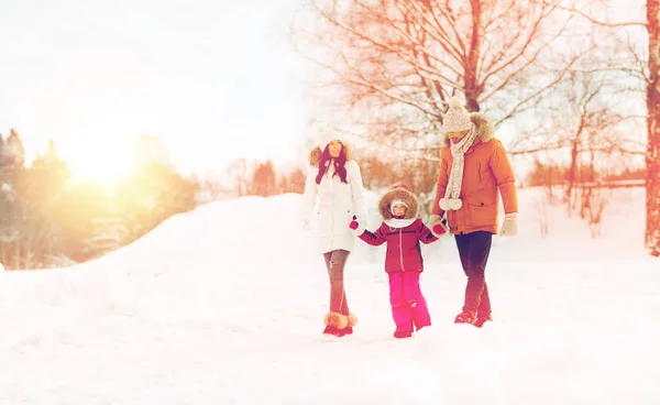 Щаслива сім'я в зимовому одязі, що йде на відкритому повітрі — стокове фото