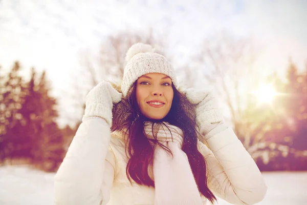 Femme heureuse en plein air en hiver — Photo