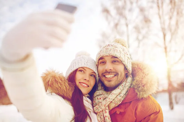 Gelukkige paar nemen selfie door smartphone in de winter — Stockfoto