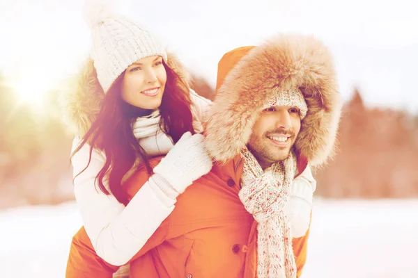 Gelukkige paar plezier over de achtergrond van de winter — Stockfoto