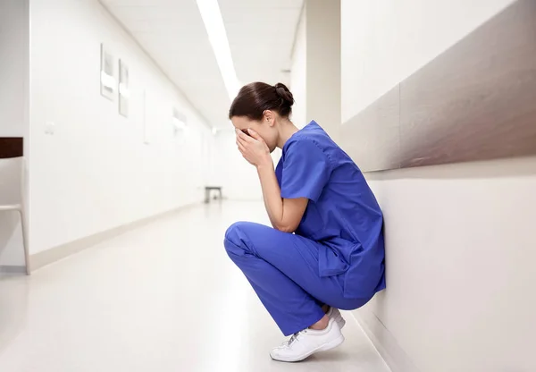 Enfermera triste o llorona en el pasillo del hospital —  Fotos de Stock