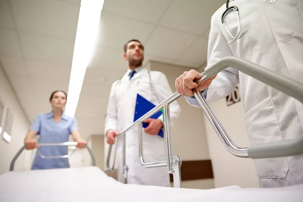 Médecins transportant le brancard de l'hôpital à l'urgence — Photo