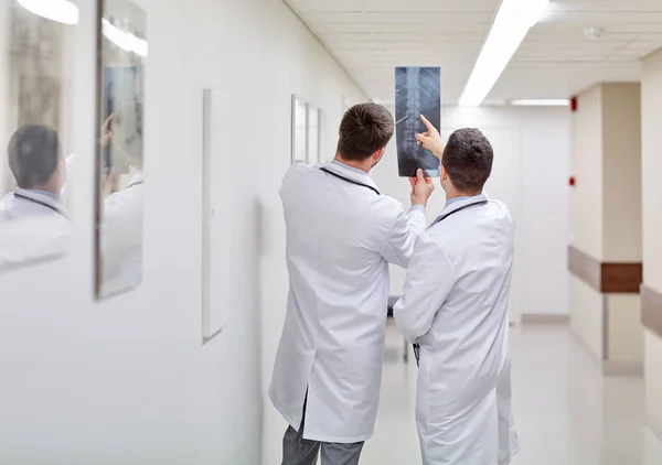 Médicos com radiografia de coluna no hospital — Fotografia de Stock