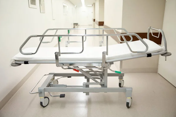 Больничная каталка или носилки в отделении скорой помощи — стоковое фото