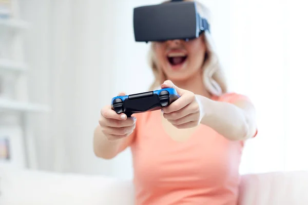 Женщина в гарнитуре виртуальной реальности с контроллером — стоковое фото