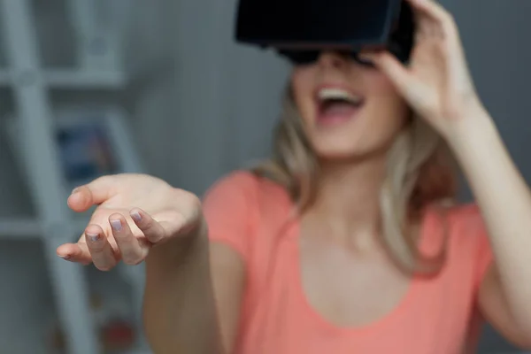 Mujer feliz en gafas o auriculares de realidad virtual —  Fotos de Stock
