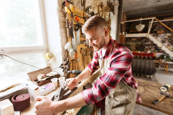 Falegname che lavora con piano e legno in officina — Foto Stock