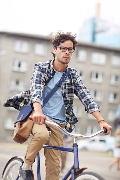 Hombre joven hipster con bolsa de montar en bicicleta de engranaje fijo — Foto de Stock
