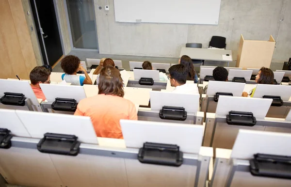 Estudantes internacionais na sala de aula universitária — Fotografia de Stock