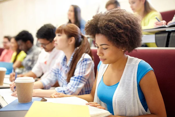 Studentengruppe mit Kaffeeschreiben in der Vorlesung — Stockfoto