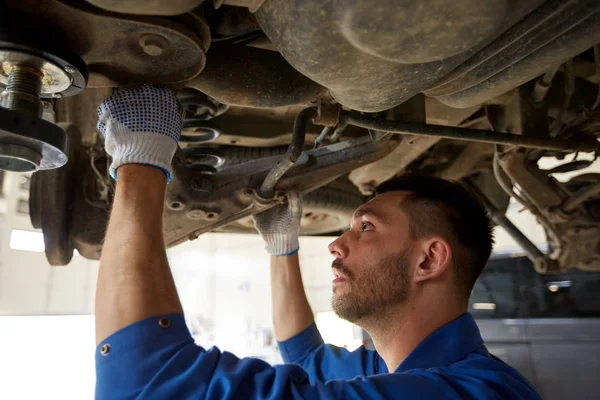 Mechanikus ember vagy smith javítás autó-workshop — Stock Fotó