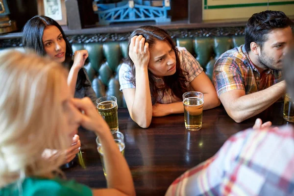 Přátelé s pivem sledovat fotbal na bar či hospodu — Stock fotografie