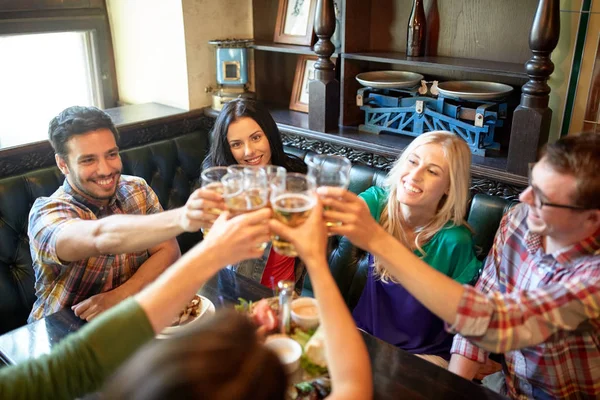 Amigos felices bebiendo cerveza en el bar o pub — Foto de Stock